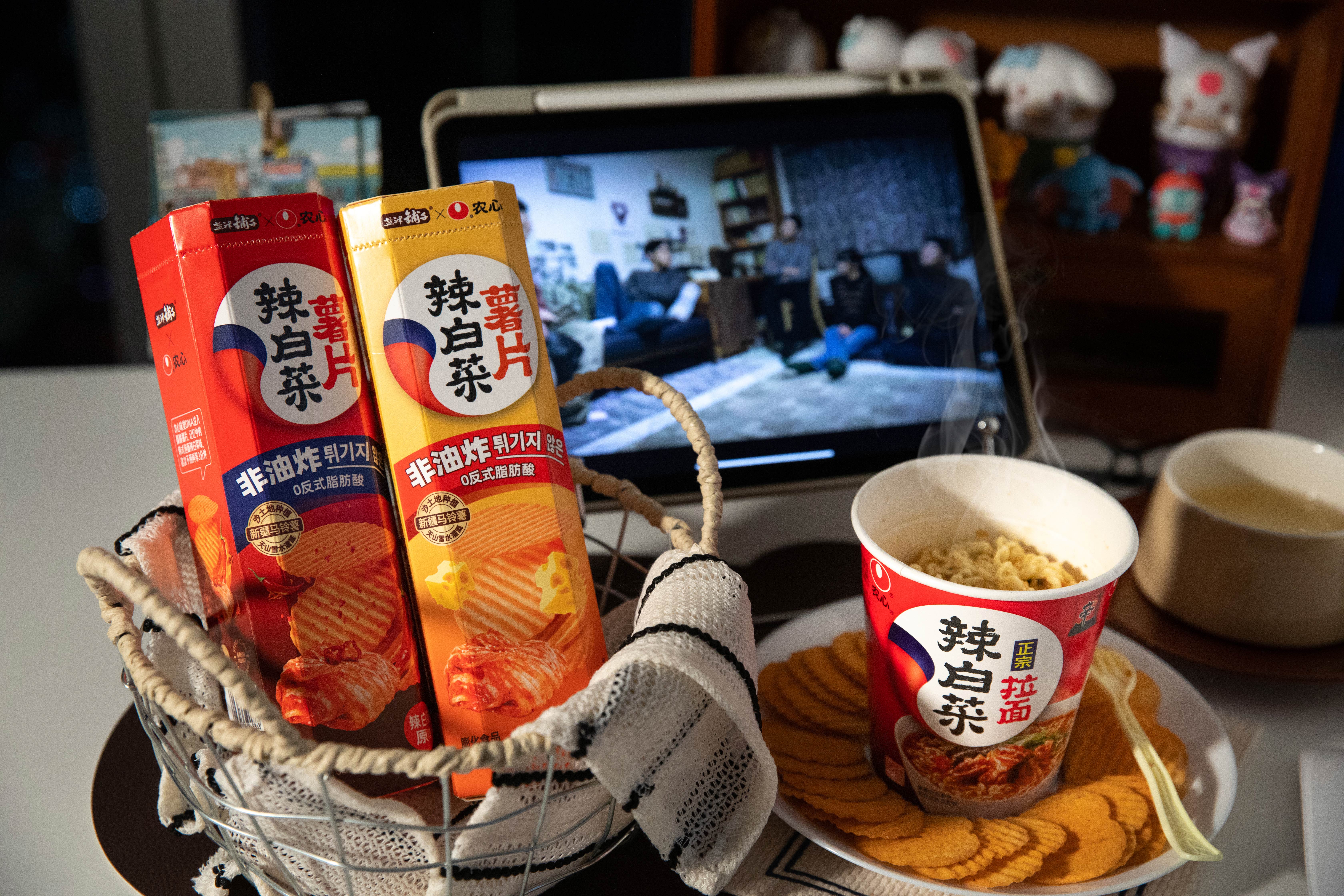 鹽津鋪子×農(nóng)心 重磅聯(lián)名——辣白菜薯片新鮮上市 鹽津鋪子×農(nóng)心 重磅聯(lián)名——辣白菜薯片新鮮上市